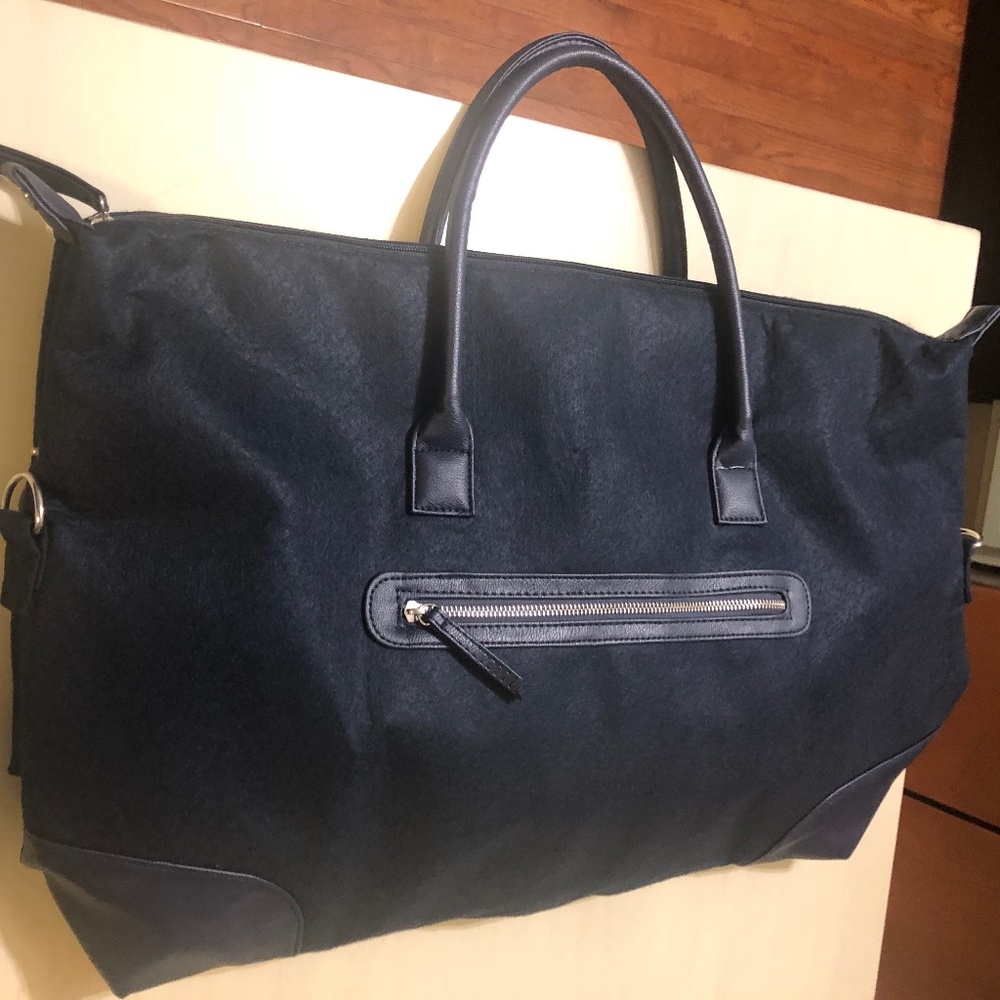 DSW Navy Weekender Luggage Travel Bag (Fantastic Condition)